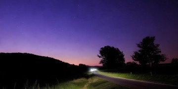 夜色降临指的是什么时间的歌？